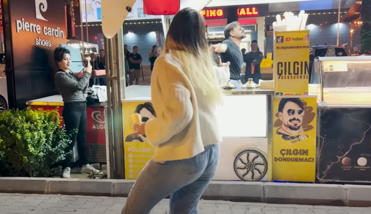 Fenomen Çılgın Dondurmacı'ya tokat... İzleyenlerin ağzı açık kaldı! Dansları olay oldu arkasından geldi ve... G4
