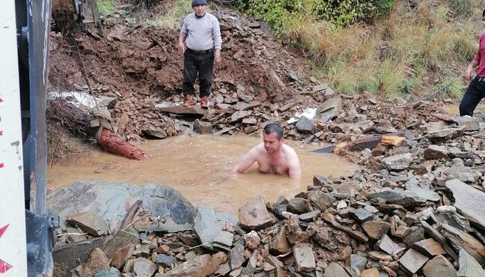 İş makinesinin açamadığı atık su borusunu mahalle muhtarı açtı!