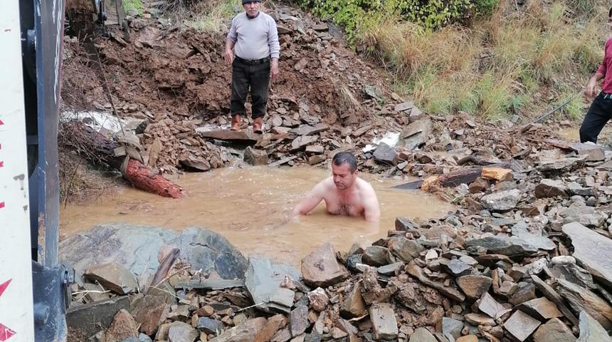 İş makinesinin açamadığı atık su borusunu mahalle muhtarı açtı!
