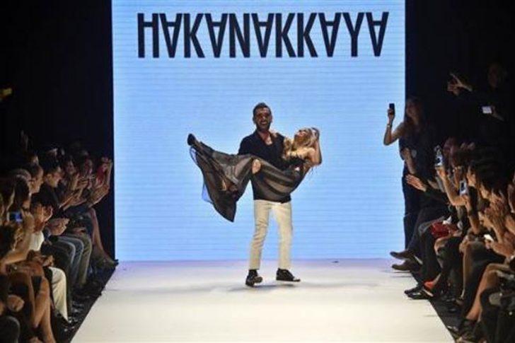 Çağla Şıkel podyumda fena düştü G5