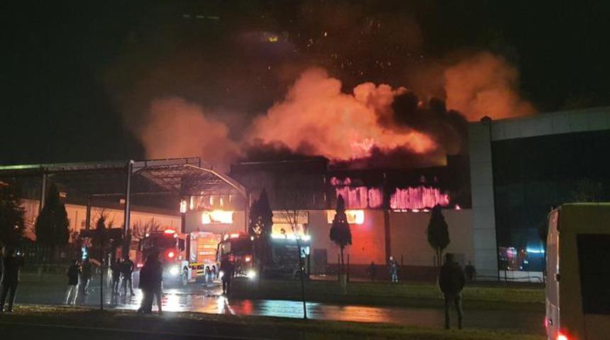Çelik kapı fabrikası alevlere teslim oldu! Ekipler bölgede