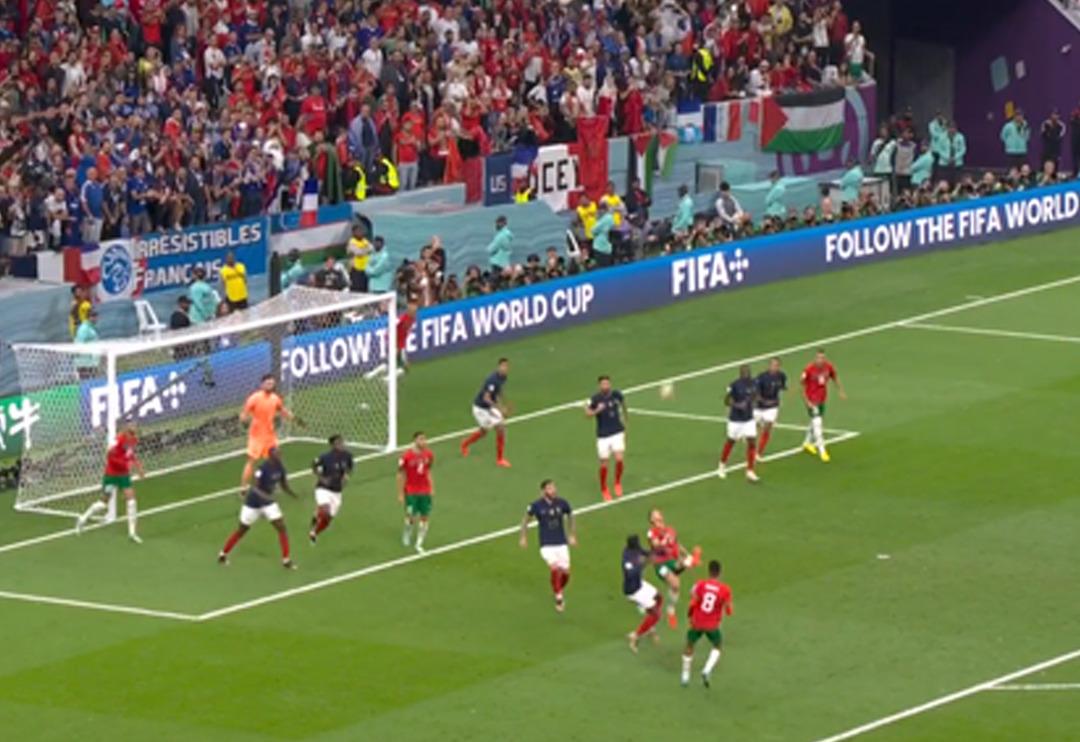 D&uuml;nya Kupası'nda milyonlarca izlenen an! 2 saniye boyunca havada asılı kaldı...