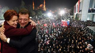 SON DAKİKA: Ekrem İmamoğlu kararı sonrası geceye damga vuran bu fotoğraftan birkaç dakika önce... Meral Akşener'in ağzından o sözler döküldü! 'Bu çocuk...'