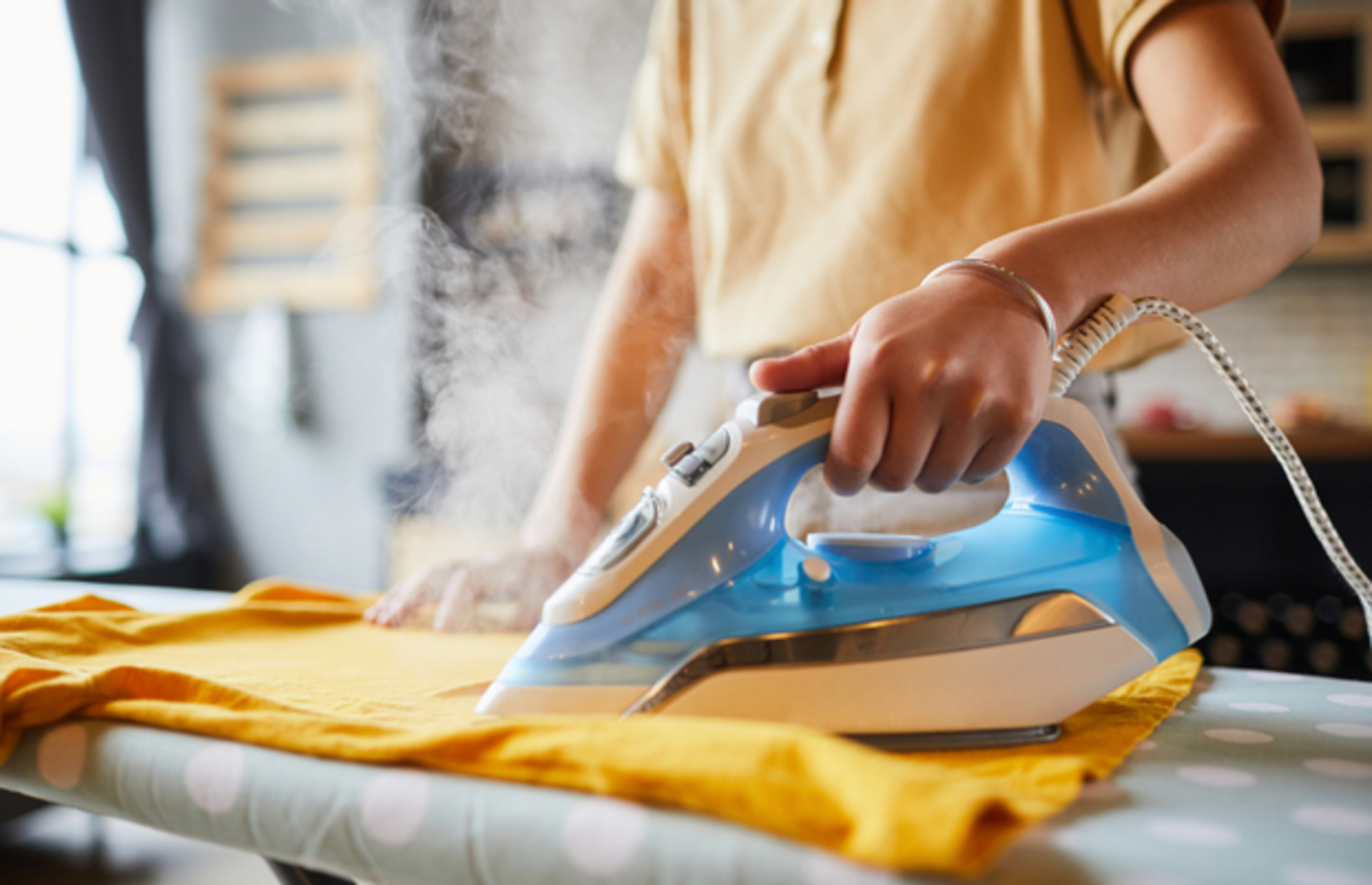 Kıyafetlerdeki kırışıklıklarla savaşmanızda en büyük yardımcınız olacak 2022'nin en iyi ütüleri ve markaları