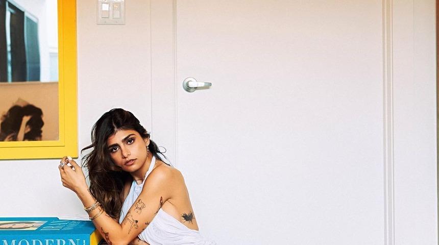 Pijamalarının yakasını açıp yatağına uzandı... Eski yetişkin film yıldızı Mia Khalifa'dan Dünya Kupası'nda oynayan Fas'a 'tam destek'!