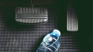 Çok dikkatli olun! Eğer aracınızın tekerinde pet şişe görürseniz... Şok tuzak ortaya çıktı 