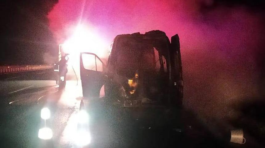 Tekirdağ'da seyir halindeki minibüs alev alev yandı! Yolcular son anda kurtuldu