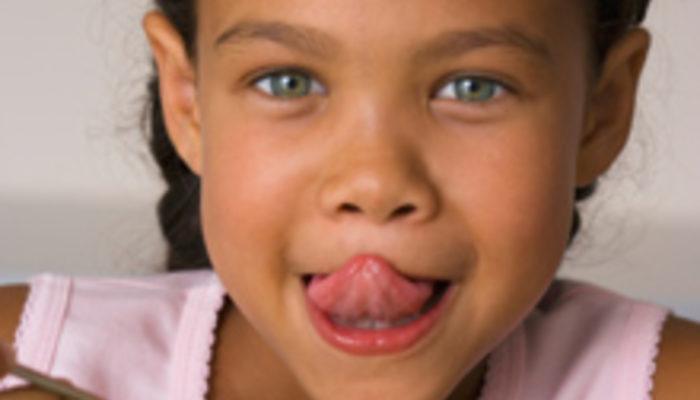 Артикуляционная гимнастика вкусное варенье описание. Малыш с пальцем во рту. Красивые девушки открытый рот. Ребенок облизывается. Губы облизываются.