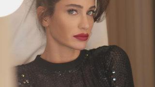 Berrak Tüzünataç'tan dikkat çeken poz! Bacağını duvara dayayıp... 