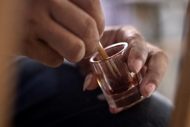 Resimlerini yapmak için kendi kanını kullanıyor! Filipinli ressam Elito Circa'nın fakirlikle başlayan akıl almaz hikayesi... G4