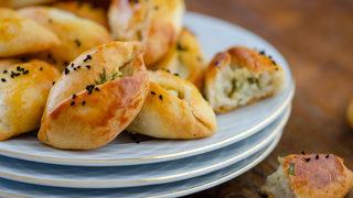 Airfryer peynirli mayasız poğaça tarifi kahvaltıların gözdesi: Airfryer'da peynirli mayasız poğaça nasıl yapılır?