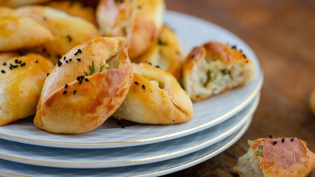 Airfryer peynirli mayasız poğaça tarifi kahvaltıların gözdesi: Airfryer'da peynirli mayasız poğaça nasıl yapılır?