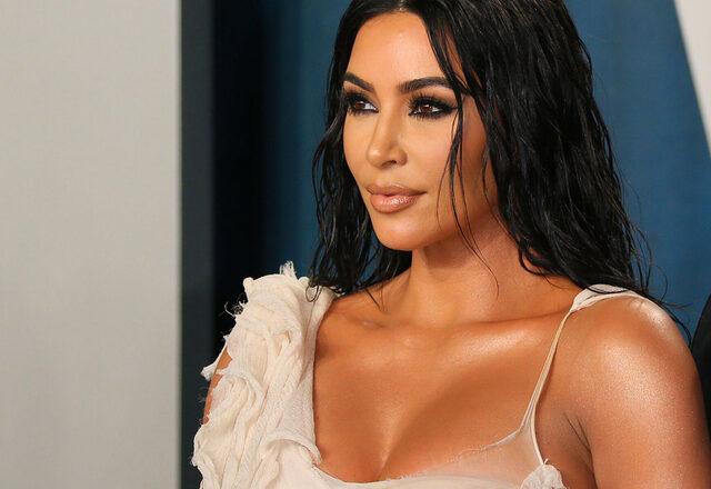 ABD'li yıldız Kim Kardashian iç çamaşırıyla denize girdi! Göğüs ucunu gizlemedi