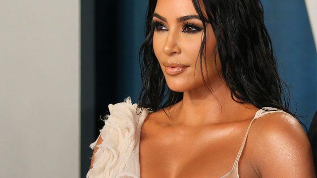 ABD'li yıldız Kim Kardashian iç çamaşırıyla denize girdi! Göğüs ucunu gizlemedi