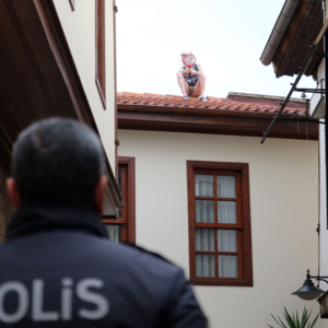Yer: Antalya! 2.5 yıldır otel odasından çıkmayan turist, polisi görünce çatıya çıktı