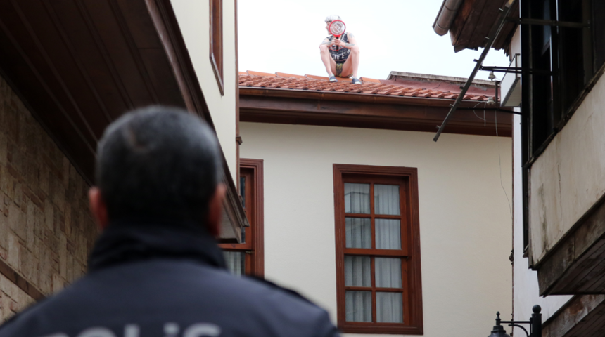 Yer: Antalya! 2.5 yıldır otel odasından çıkmayan turist, polisi görünce çatıya çıktı