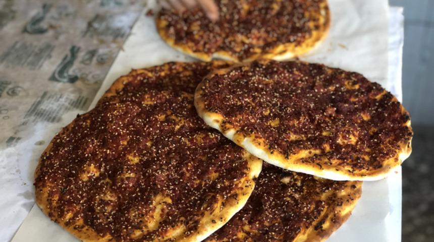 Zuhal Topal'la Yemekteyiz biberli ekmek nasıl yapılır? Hatay'ın meşhur lezzeti biberli ekmek tarifi!