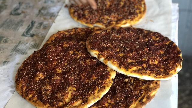 Zuhal Topal'la Yemekteyiz biberli ekmek nasıl yapılır? Hatay'ın meşhur lezzeti biberli ekmek tarifi!