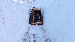 Kar kalınlığı 4 metreyi aştı! Görüntüler Hakkari'den