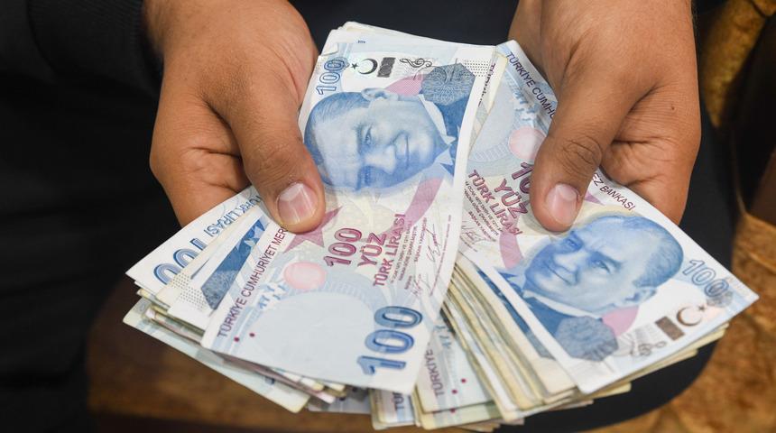 En düşük maaş 28 bin lira oldu! Geriye dönük ödeme de alabilecekler: Bayramdan önce hesaplarda