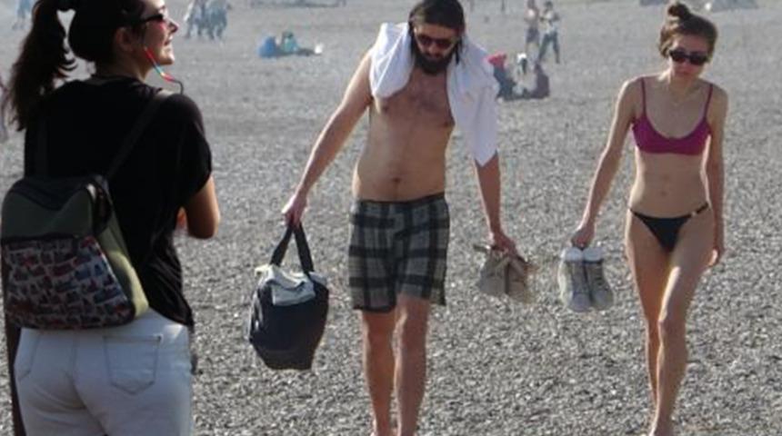 Görüntüler Türkiye'den! Aralık ayında denize girdiler... Sıcaklığı gören sahile koştu