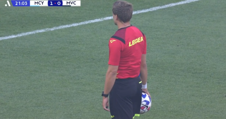 Derbide taraftarlar sahaya girdi, yüzüne metal kovayla vurulan kalecinin yüzü kesildi! Dünya, Avustralya'da yaşanan skandalı konuşuyor... G2