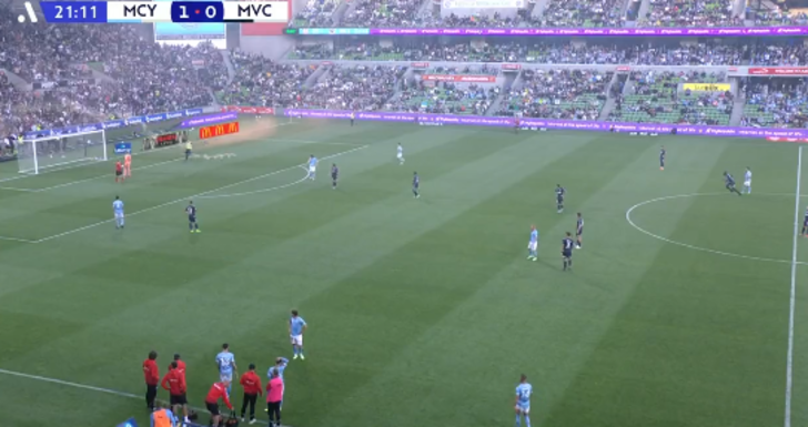 Derbide taraftarlar sahaya girdi, yüzüne metal kovayla vurulan kalecinin yüzü kesildi! Dünya, Avustralya'da yaşanan skandalı konuşuyor... G4