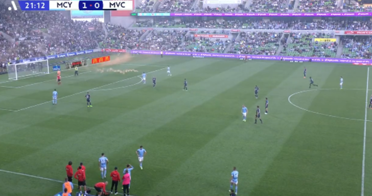 Derbide taraftarlar sahaya girdi, yüzüne metal kovayla vurulan kalecinin yüzü kesildi! Dünya, Avustralya'da yaşanan skandalı konuşuyor... G5