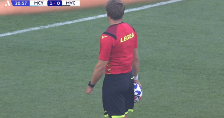 Derbide taraftarlar sahaya girdi, yüzüne metal kovayla vurulan kalecinin yüzü kesildi! Dünya, Avustralya'da yaşanan skandalı konuşuyor... G1