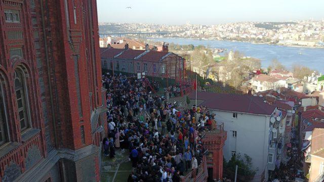 Kırmızı Mektep'te 'yeni yıl' kuyruğu! Sadece İstanbul değil başka illerden de akın ettiler: 3 saattir kuyruktayım