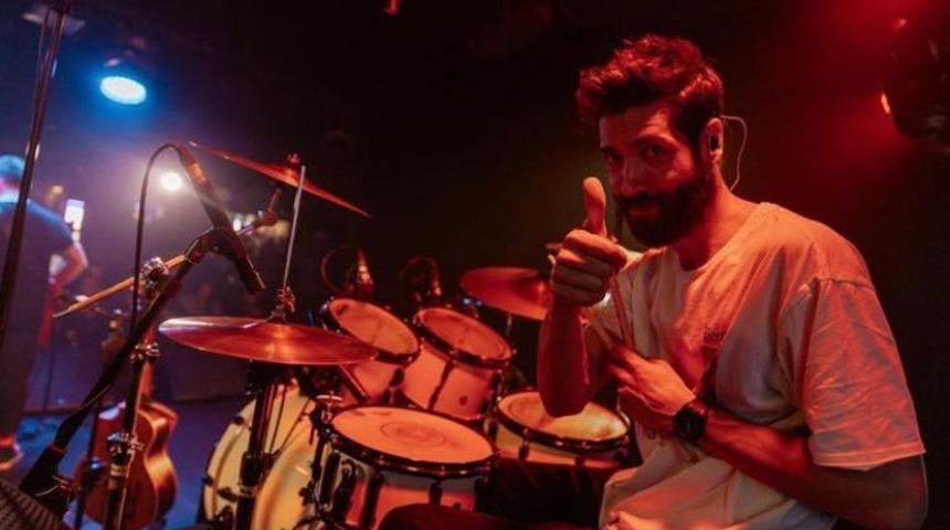 SON DAKİKA | Piiz grubunun davulcusu Mehmet Dudarık'a konser sonrası saldırı! MS hastası müzisyen yoğun bakımda yaşam savaşı veriyor