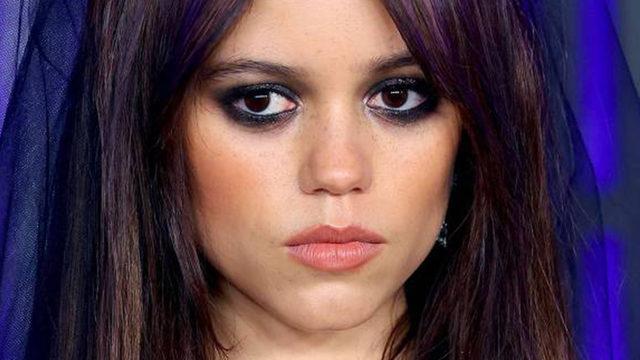 Wednesday'ın yıldızı Jenna Ortega transparan elbisesiyle nefes kesti! Beğeni butonu çöktü
