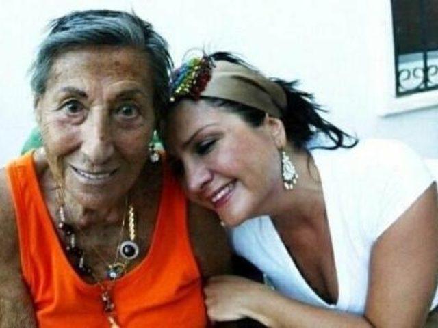 M&uuml;zeyyen Senar kimdir? 13