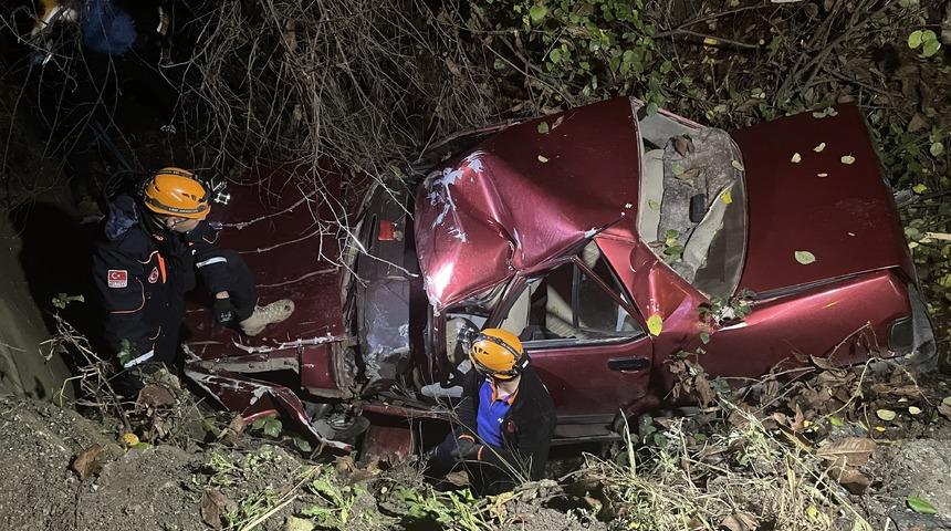 Zonguldak'ta su kanalına devrilen otomobilin sürücüsü öldü