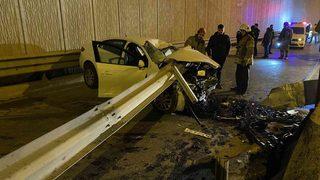 Kadıköy’de feci kaza! otomobil bariyerlere ok gibi saplandı