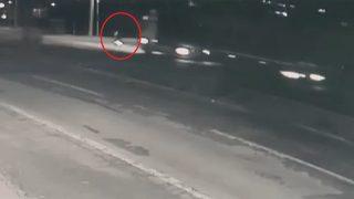 Yolun karşısına geçmeye çalışırken tır çarptı, hayatını kaybetti! Kaza anı kamerada