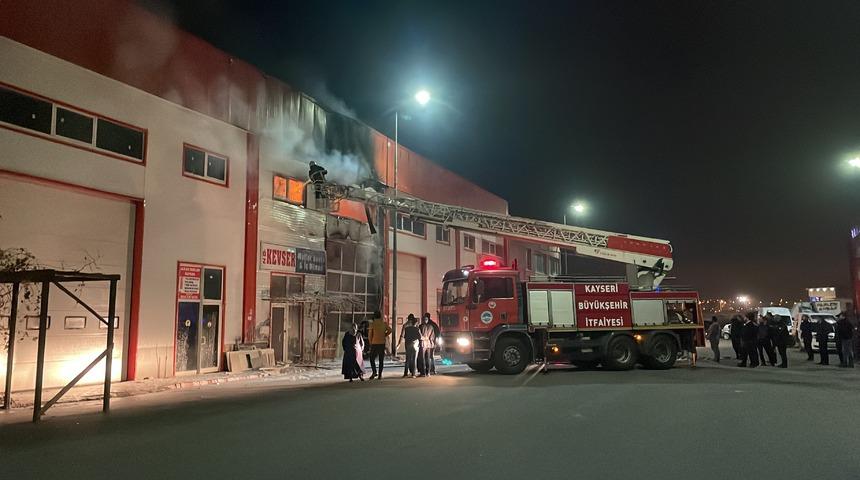 Kayseri'de mobilya imalathanesinde çıkan yangın söndürüldü