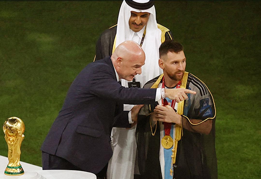 Katar'daki kupa seremonisine 'Bişt' damgası! Messi'ye giydirilen kıyafet olay oldu: "Utan&ccedil;, terbiyesizlik, saygısızlık!"