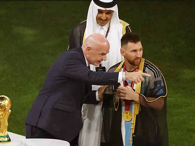 Katar'daki kupa seremonisine 'Bişt' damgası! Messi'ye giydirilen kıyafet olay oldu: "Utanç, terbiyesizlik, saygısızlık!"
