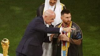Katar'daki kupa seremonisine 'Bişt' damgası! Messi'ye giydirilen kıyafet olay oldu: Utanç, terbiyesizlik, saygısızlık!