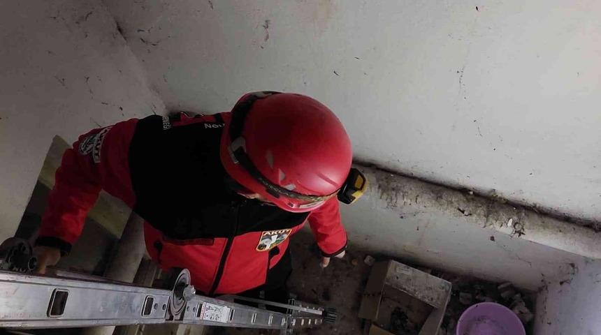 Apartman boşluğunda mahsur kalan kediyi AKUT ekibi kurtardı