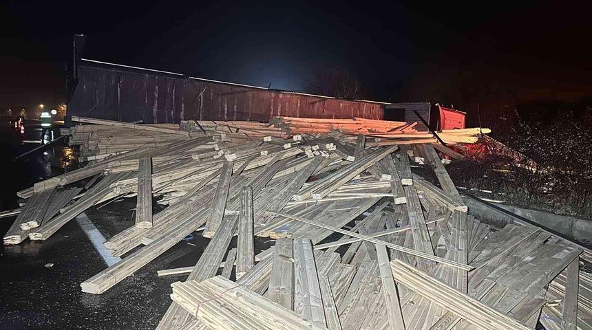 Lambri yüklü tır devrildi: Kastamonu-Sinop kara yolu ulaşıma kapandı