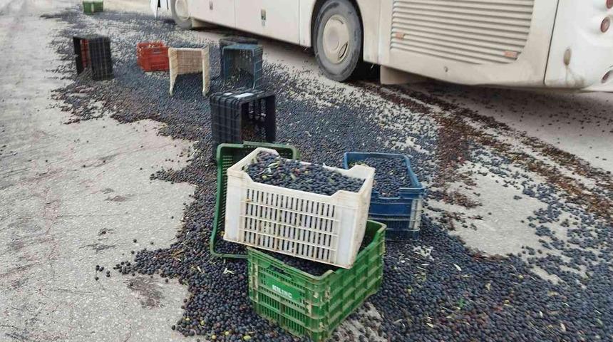 Kaza sonrası zeytinler yola saçıldı! Küreği eline alıp...