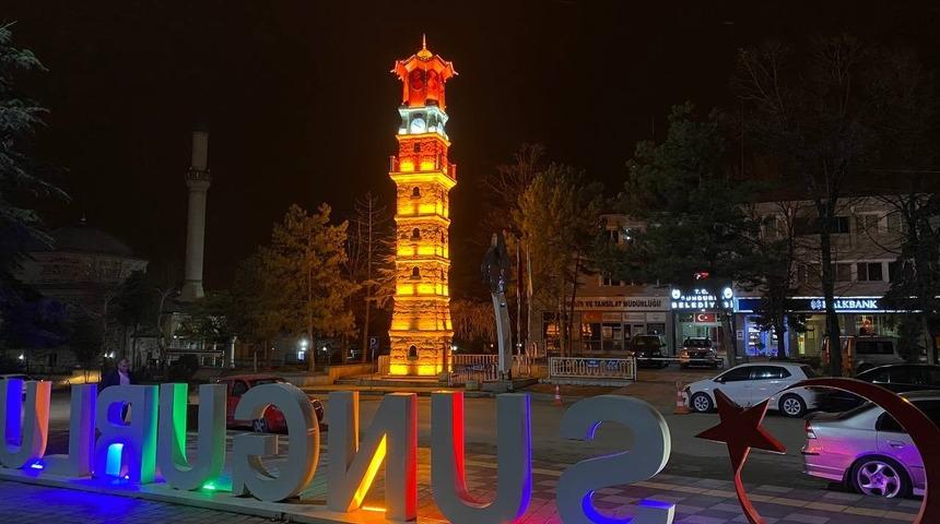 Restorasyonu tamamlanan tarihi Saat Kulesi ışıl ışıl