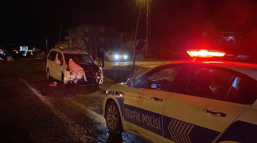 Hafif ticari araç patpata çarptı: 4 yaralı