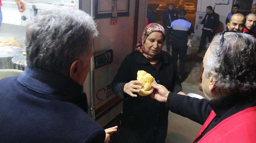 Hatay'da deprem sonrası evlerine giremeyen vatandaşlara çorba dağıtıldı