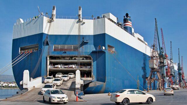 Sıfır otomobilde yeni yıl zammı endişesi: Daha gemideyken satıldılar! Fiyat garantisi vermeden Ocak stokları bile ön siparişte…