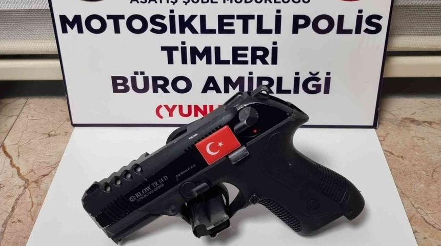 Polis, kaçan 3 kişinin yere attıkları ruhsatsız tabanca ele geçirdi