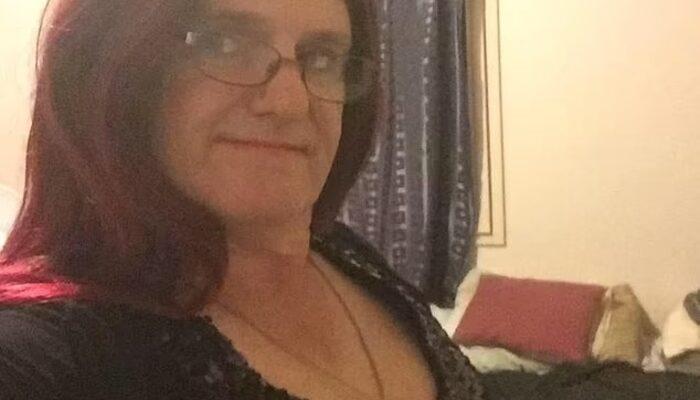 Transseks&uuml;el kadın 9 yaşındaki kız ve annesiyle...