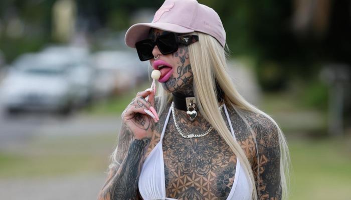 Amber Luke'un g-string bikinili lolipop pozları olay oldu! 